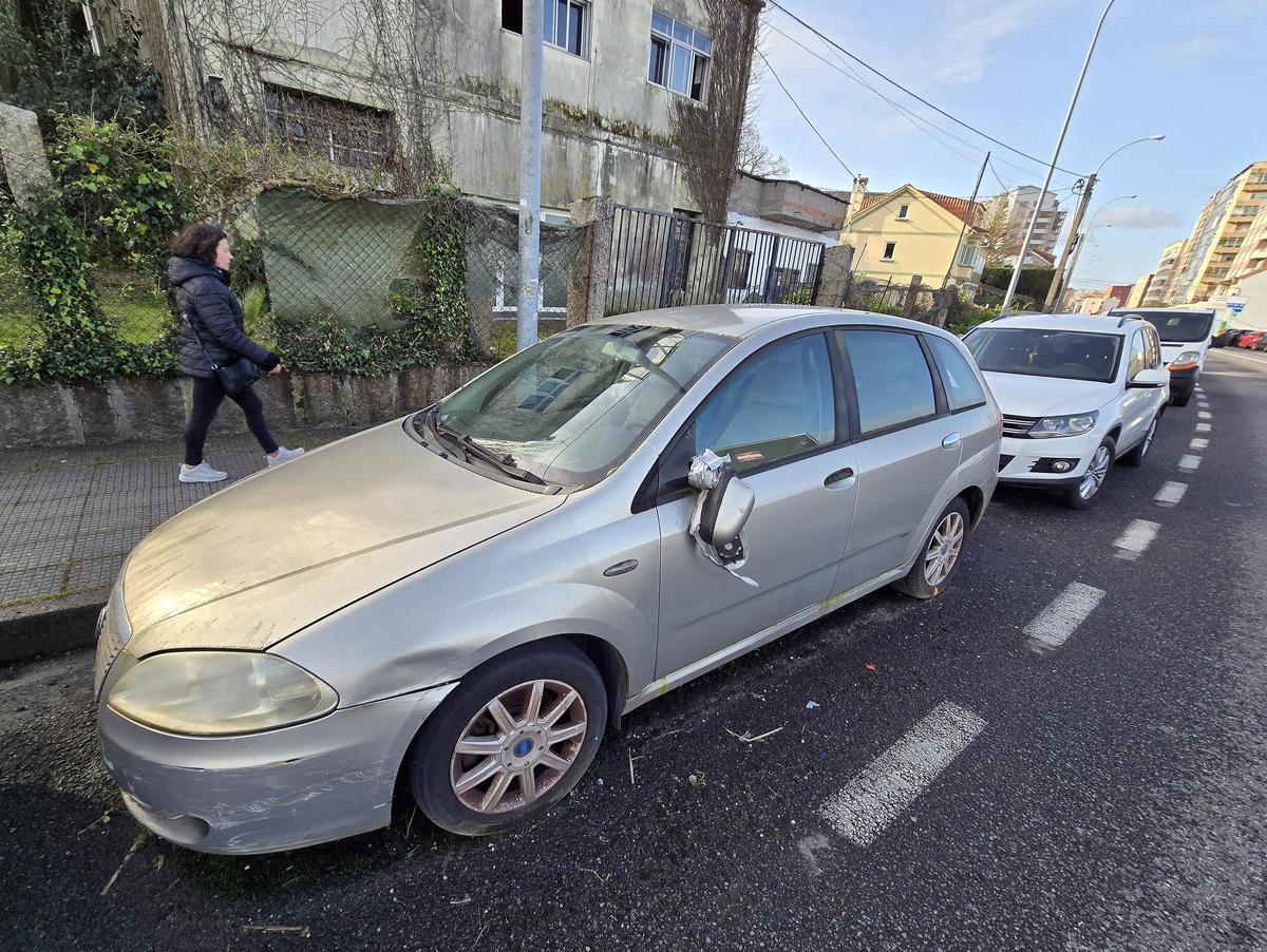 Un coche destrozado, este viernes en la avenida de Guixar.