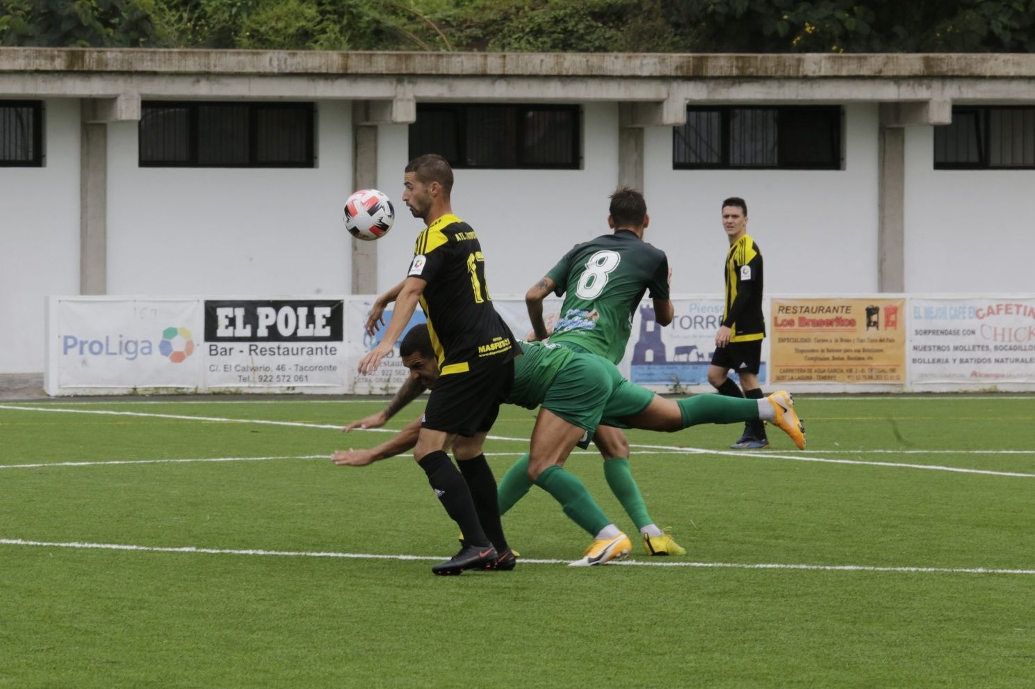 Partido de fútbol entre el Tacoronte y el Atlético Paso