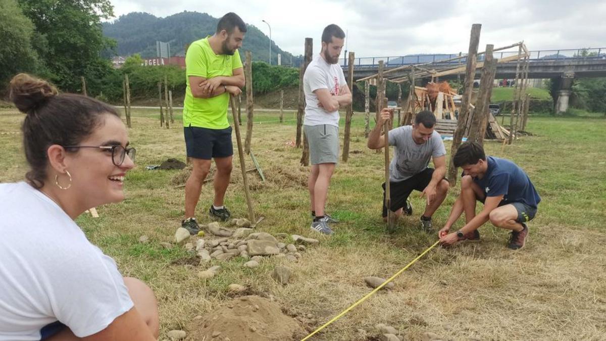 Por la izquierda, Mercedes Hevia, Héctor Sánchez, Miguel Isla, Daniel Busto y Fran Mayordomo, de la peña Guardia Xiril, realizando mediciones. | S. A.