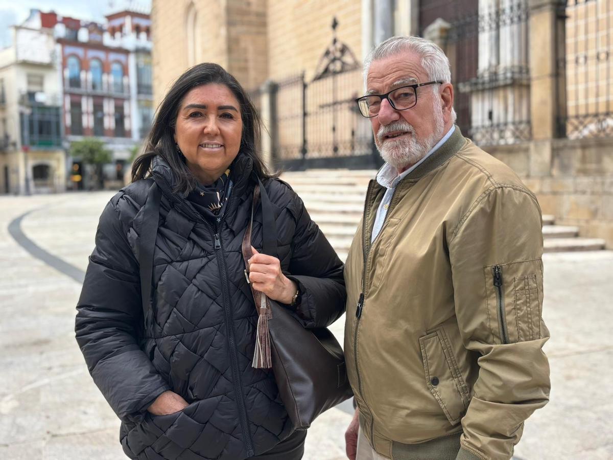 Pilar Alfaro y Gonzalo Robles, hermana mayor y ex hermano mayor de la hermandad de la Virgen de Bótoa, en la plaza de España de Badajoz.