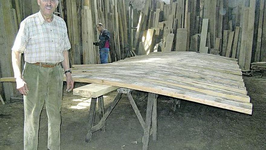 Manolo el Moyáu, en su taller de toneles en Venta las Ranas. / mariola menéndez