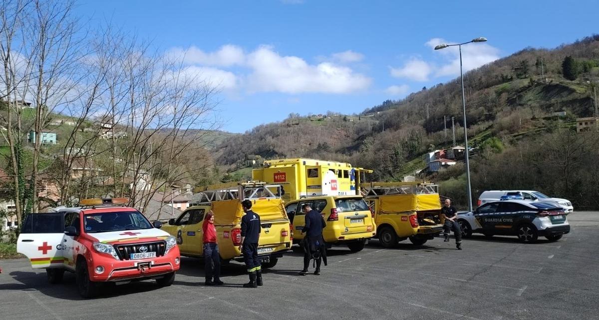 Vehículos de Bomberos, Guardia Civil y Cruz Roja, este jueves en el puesto de coordinación ubicado en el pozo Venturo.