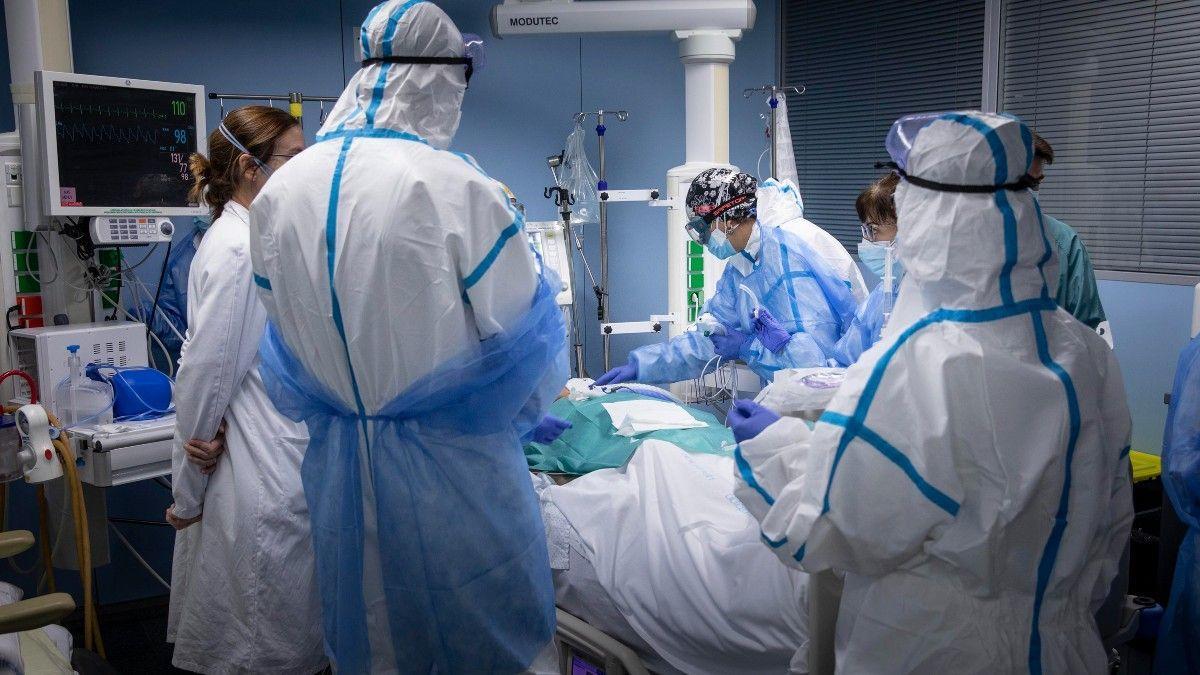 Un equipo de sanitarios atiende a un paciente ingresado en la UCI de un hospital.