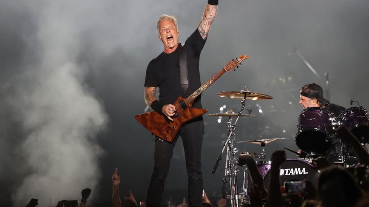 El cantante de Metallica, James Hetfield, y el batería de la banda, Lars Ulrich, durante su concierto en Mad Cool.