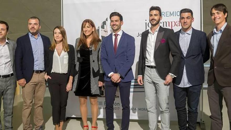 Al final de la gala, la premiada y el resto de los finalistas se hicieron la foto de familia con los representantes de Jovempas y las autoridades presentes. josé palazón