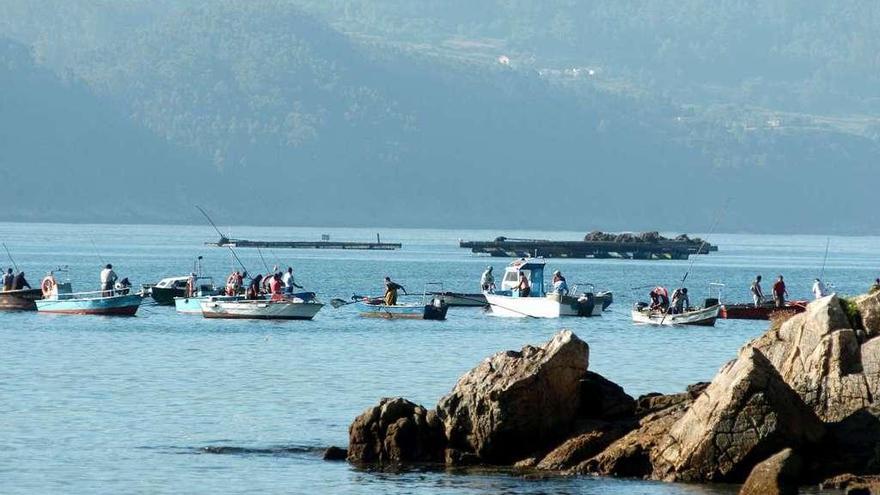 Marisqueo a flote en Raxó. // Gustavo Santos