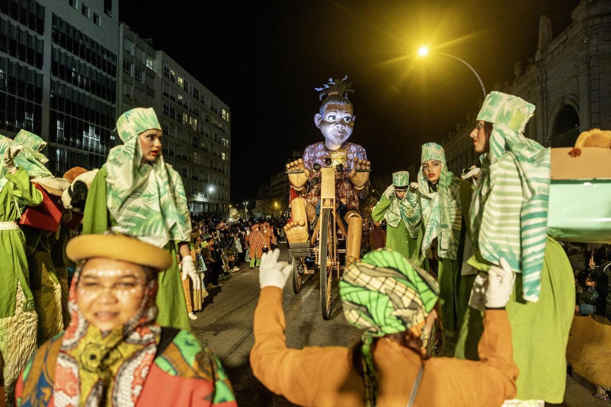 Miles de personas colman la costa de Barcelona para dar la bienvenida a los Reyes Magos