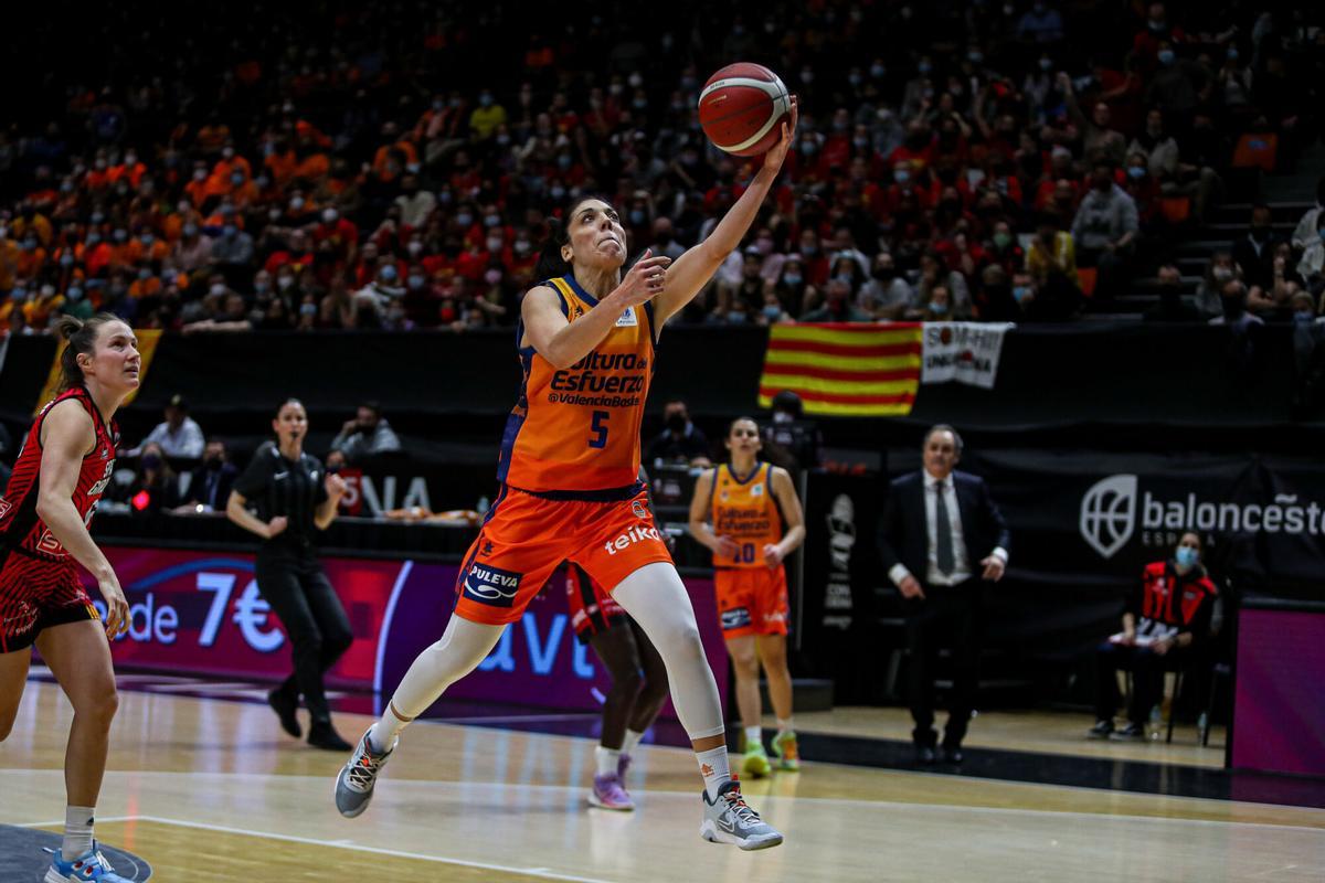 Cristina Ouviña Modrego of Valencia Basket in action during semifinal 1 of the Copa de la Reina 2022 in the match between Valencia Basket and Spar Girona at the Fuente San Luis La Fonteta pavilion in Valencia. March 26. 2022. Valencia, Spain