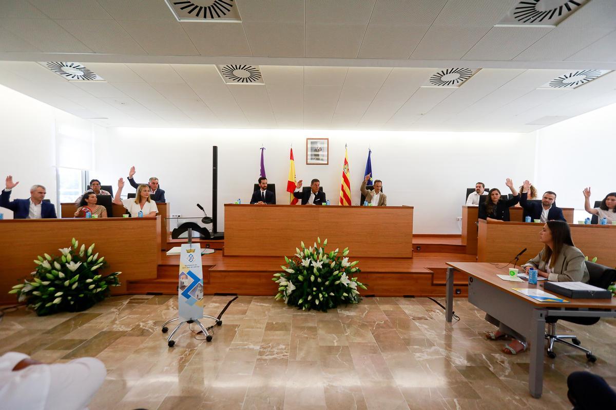 El momento de la votación, en el salón de plenos de Sant Joan.