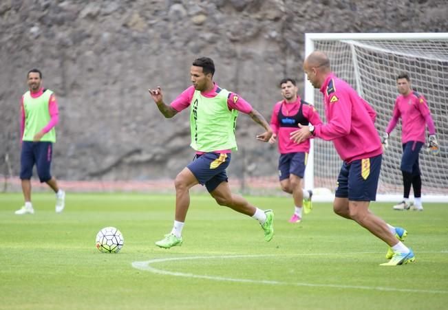 Entrenamiento de la UD Las Palmas en Barranco ...