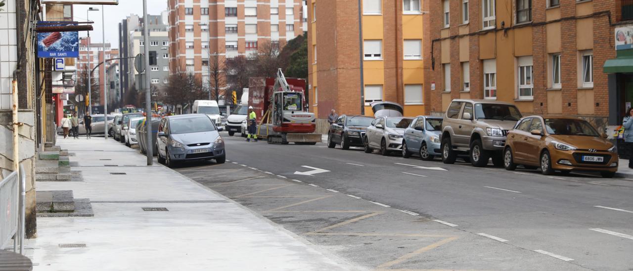 Obras que está haciendo la EMA en la calle Andalucía, donde se están retirando canalizaciones de amianto.