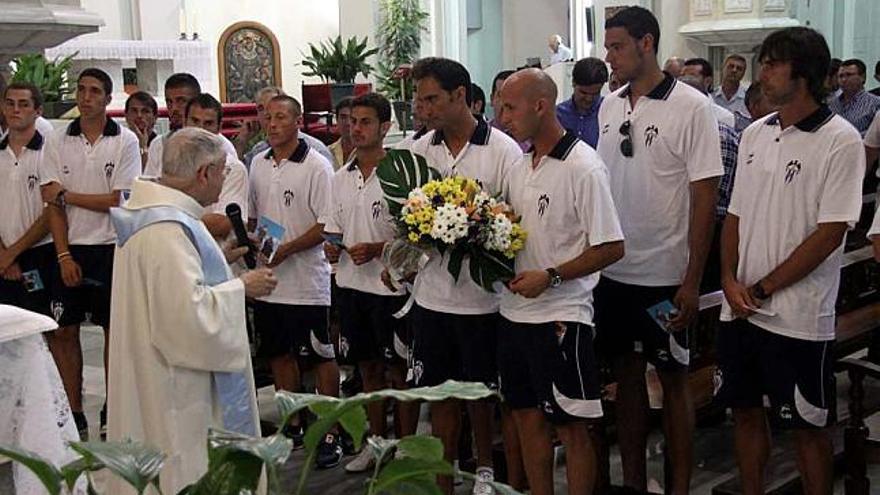 Maestro y Diego Jiménez portan el ramo de flores antes de depositarlo en el altar.