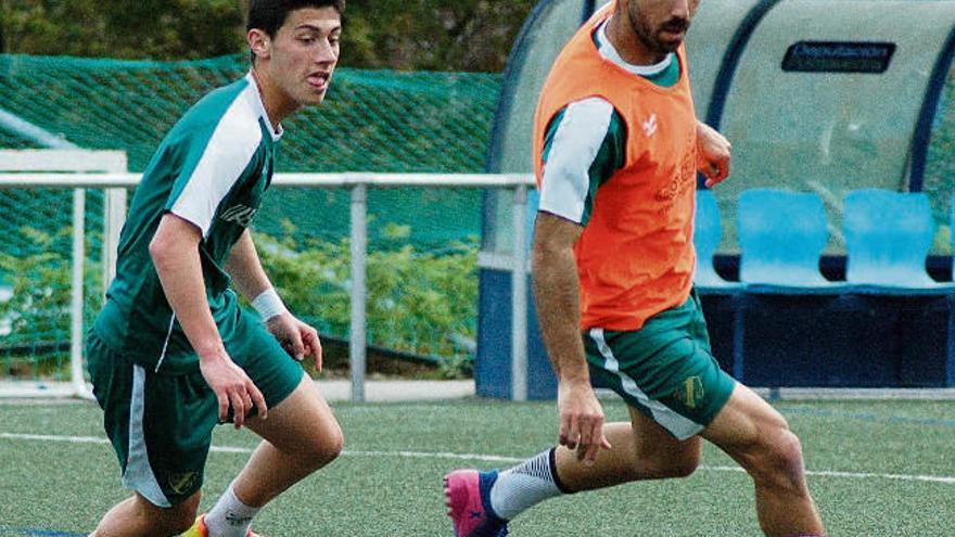 Pitu, del Coruxo, persigue a Antón durante el entrenamiento de ayer en el campo de Fragoselo. // R.R.