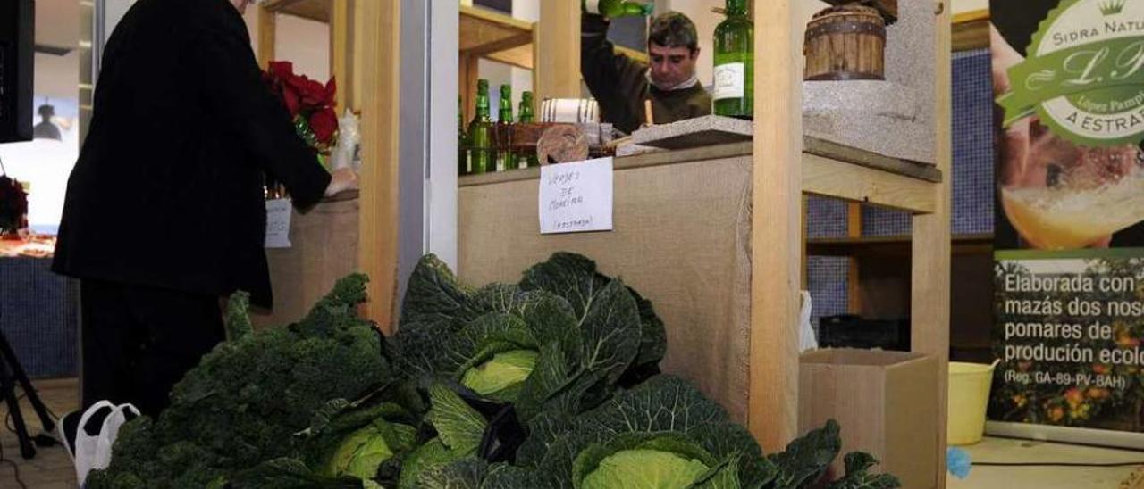 López Pampín ofreció los productos del campo de ensayo de Moreira y sidra natural. // Bernabé / Javier Lalín