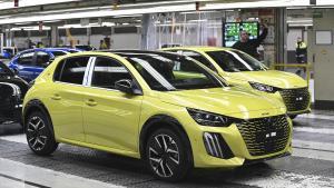 Archivo - Uno de los coches que se fabrica en la planta de Stellantis en Figueruelas (Zaragoza).