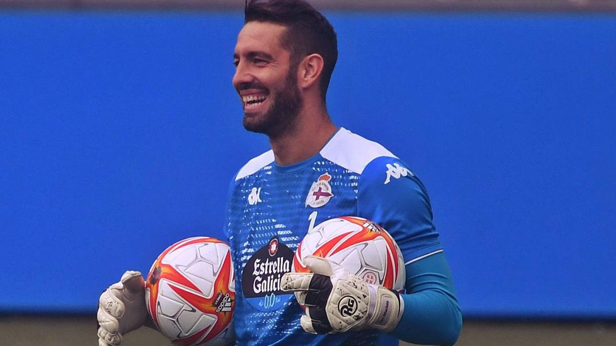 Ian Mackay sonríe antes de un ejercicio del entrenamiento de ayer en el estadio de Riazor. |  // CARLOS PARDELLAS