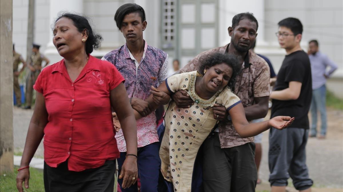 zentauroepp47840758 relatives of a blast victim grieve outside a morgue in colom190421194209