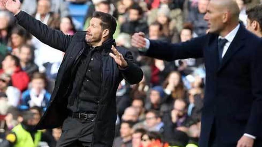 Simeone y Zidane, en el derbi del Bernabeu.