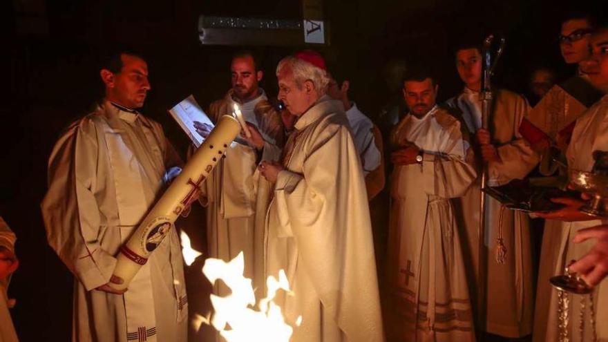 El obispo ofició anoche la misa de la Vigilia Pascual en la concatedral de Santa María. // Adrián Irago