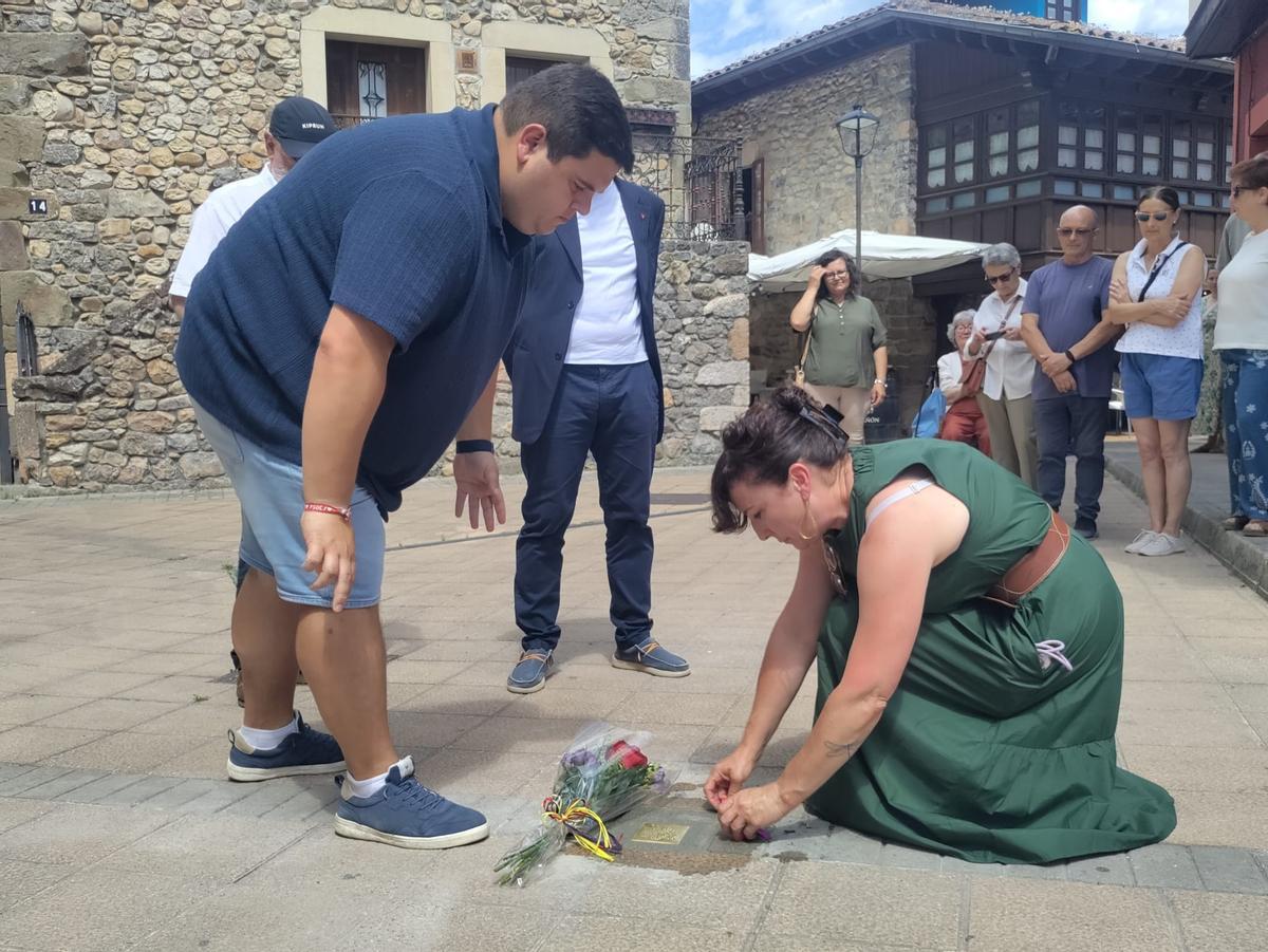 Parres coloca su stolperstein en memoria de Manuel Cueto Pérez