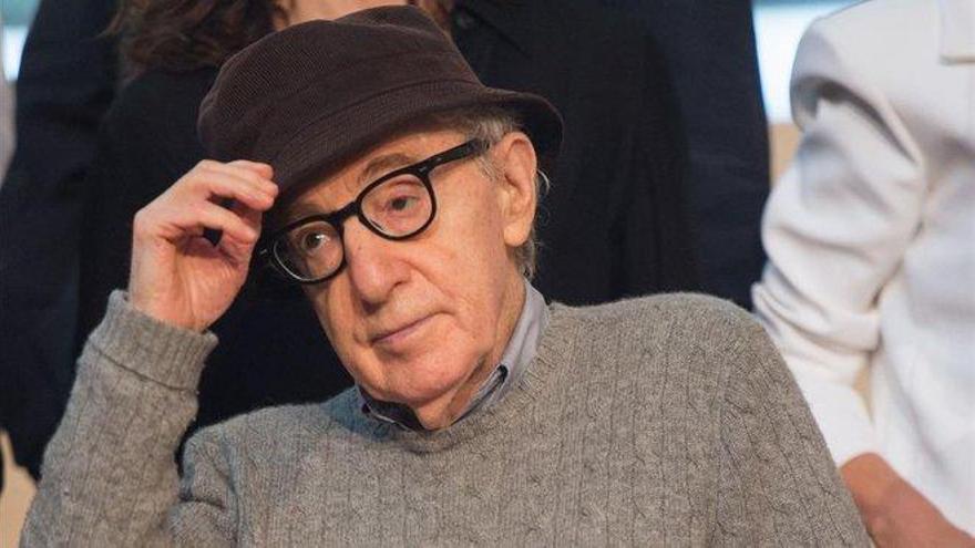 Empleados de Hachette se manifiestan contra la publicación de las memorias de Woody Allen