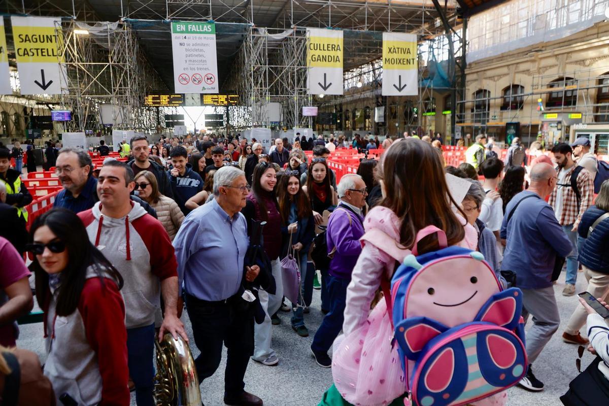 Miles de pasajeros llegan a la estación del Norte desde Gandia y Xàtiva antes del cierre por la mascletà