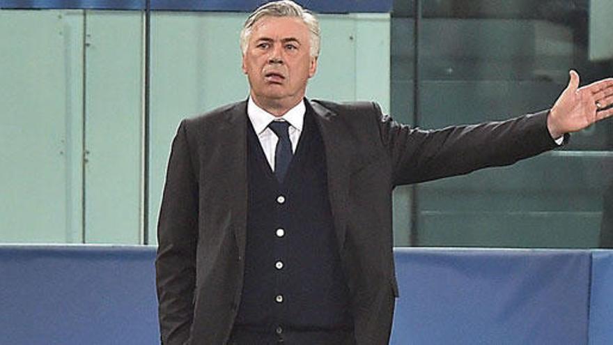 Ancelotti da instrucciones durante el partido.