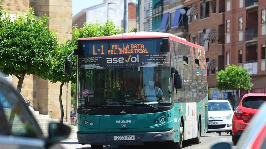 El PSOE y UP reclaman que los trabajadores del autobús urbano de Plasencia cobren