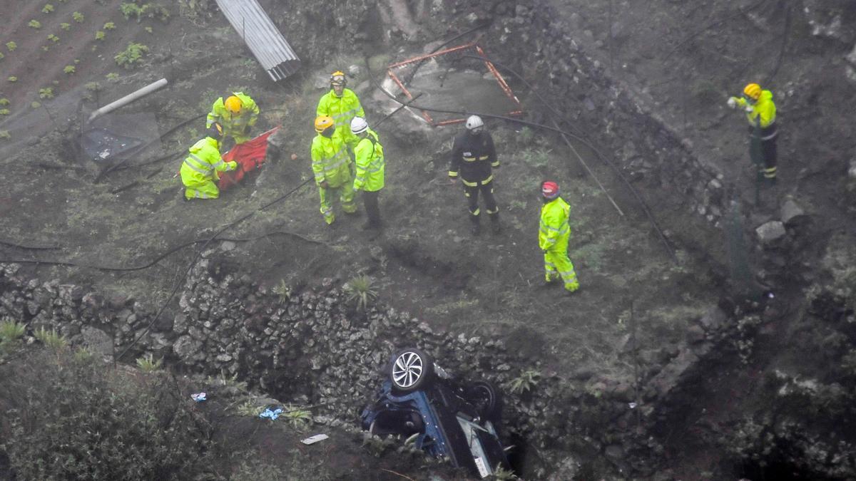 Rescate de los cuerpos de los fallecidos en el accidente de tráfico de Gran Canaria