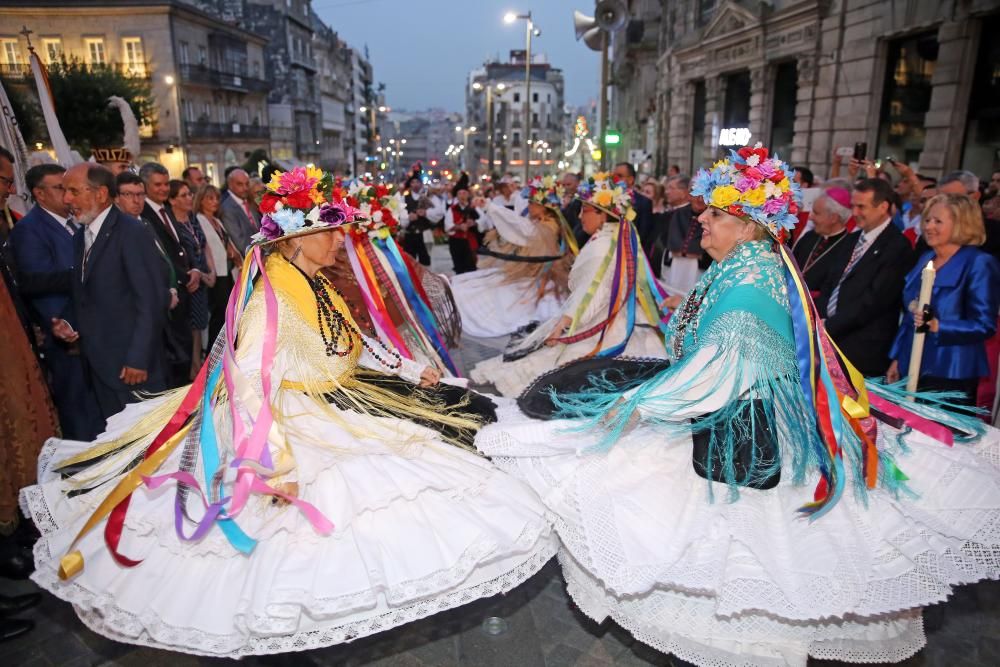 Miles de fieles acompañan a la imagen del nazareno en la tradicional procesión por el centro de la ciudad con principio y final en la Colegiata.