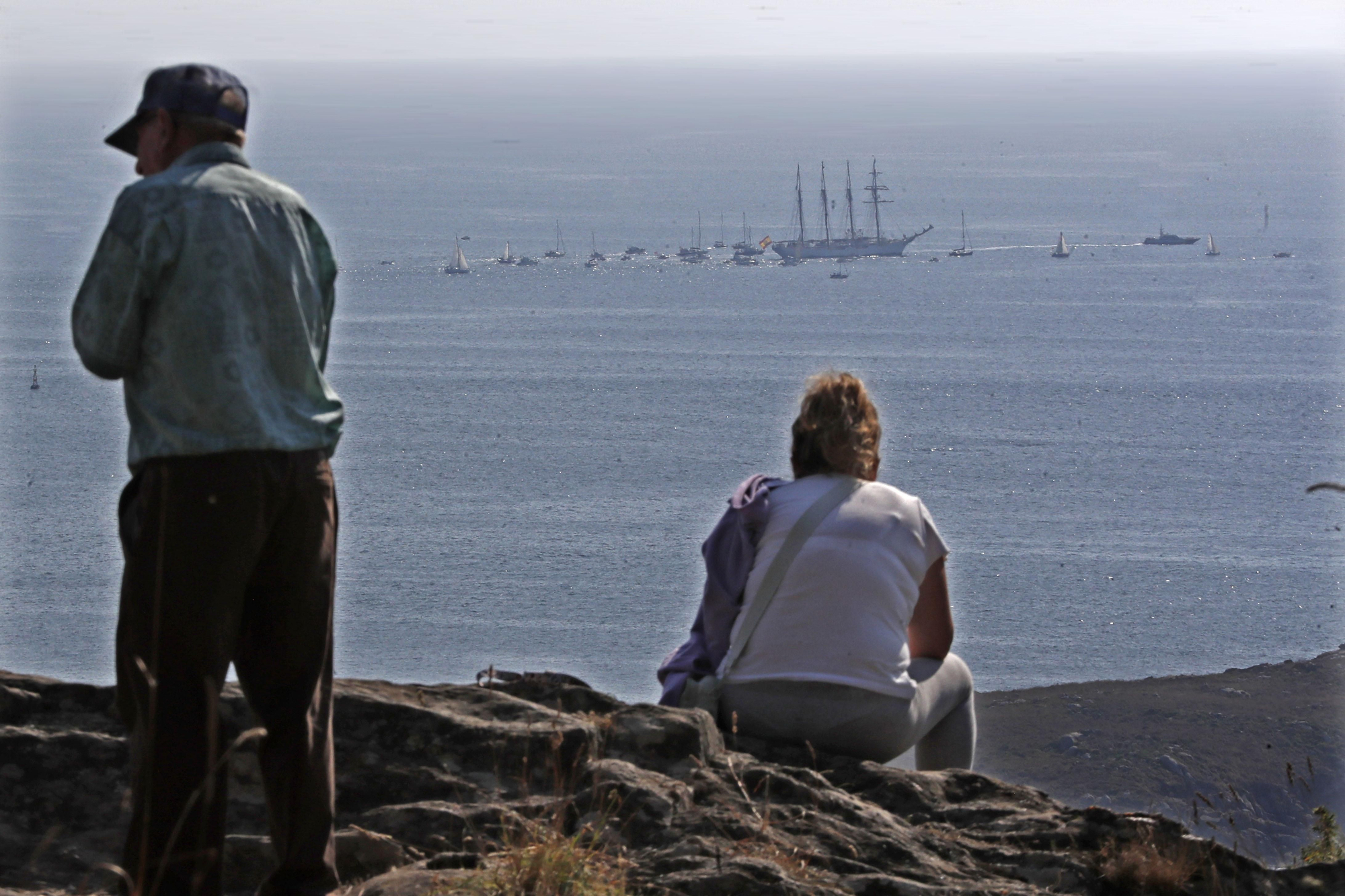 El buque 'Juan Sebastián Elcano' se impone a la niebla en Baiona