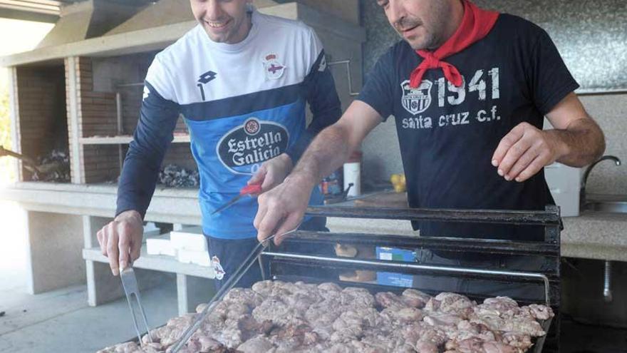 Lux ante las brasas al finalizar el entrenamiento de esta mañana.