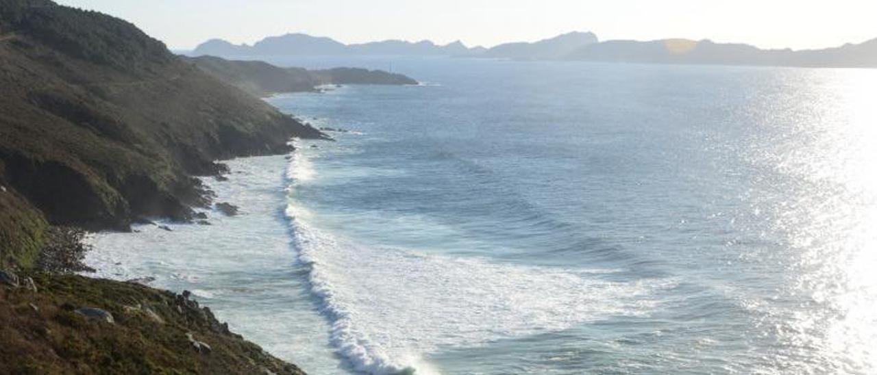 La Costa da Vela, ayer, con una parte del tramo de 2,5 kilómetros que la Cofradía de Cangas estaría dispuesta a reabrir para la mejilla.   | // G.N.