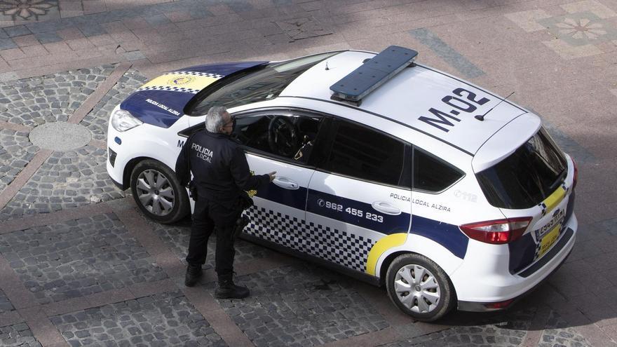 Un vehículo de la Policía Local de Alzira en una imagen de archivo.
