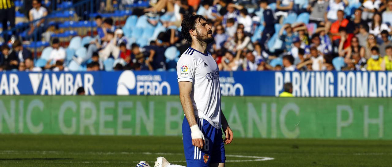 Eugeni Valderrama se lamenta en un momento del duelo ante el Burgos.