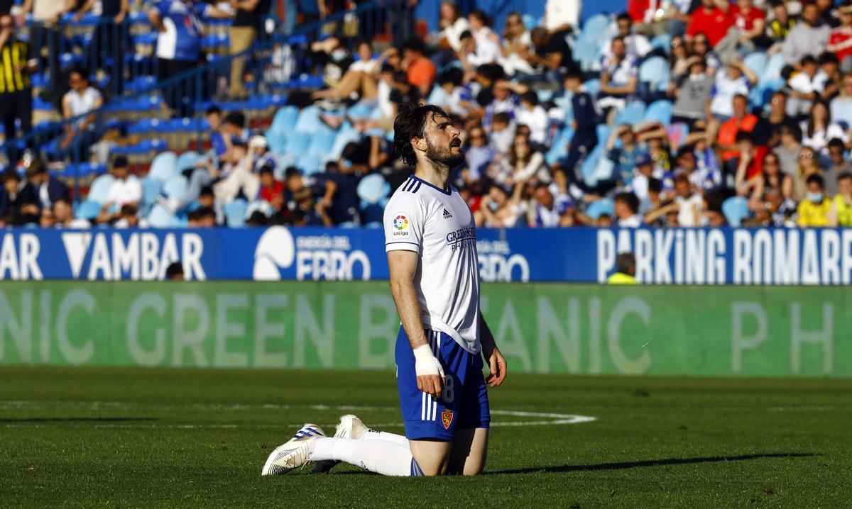 Eugeni Valderrama se lamenta en un momento del duelo ante el Burgos.