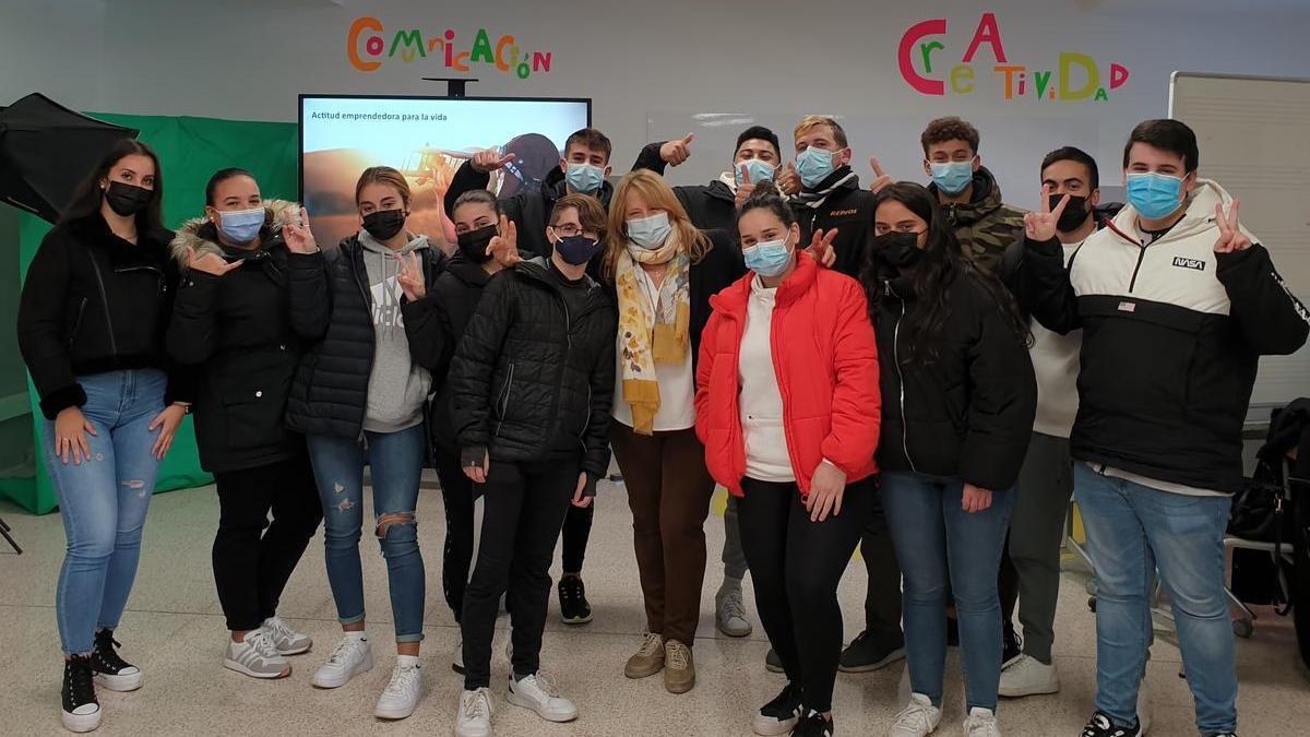 Isabel Mulet con sus alumnos del Aula de Emprendimiento.