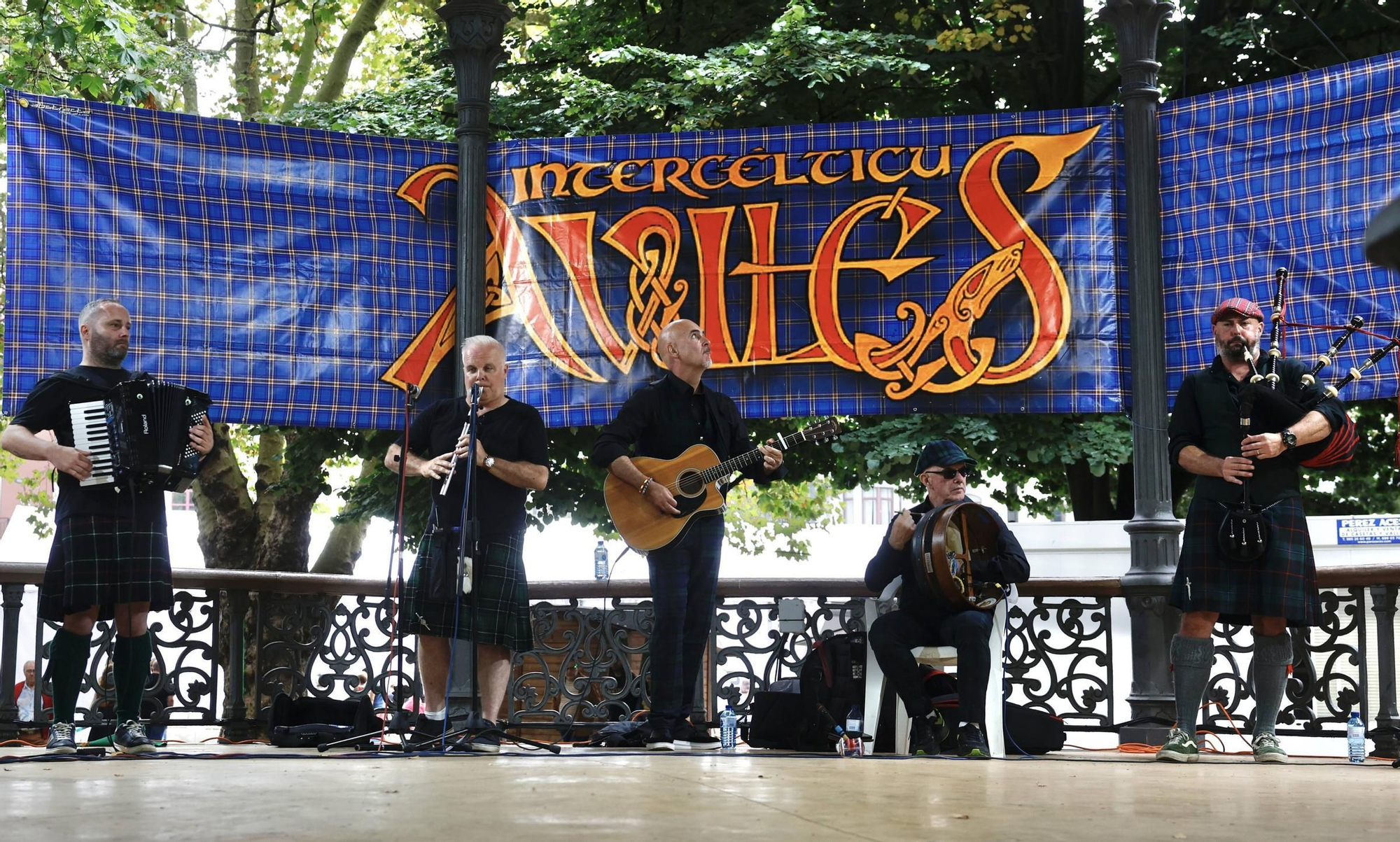 Así fue la colorida actuación del grupo norirlandés "Keltic Flair" en el festival Intercélticu de Avilés