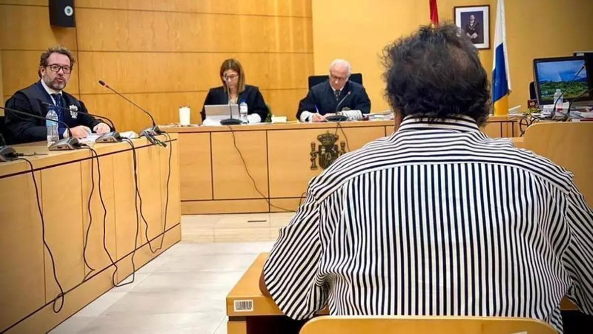El acusado, durante su declaración a las preguntas de su abogado.