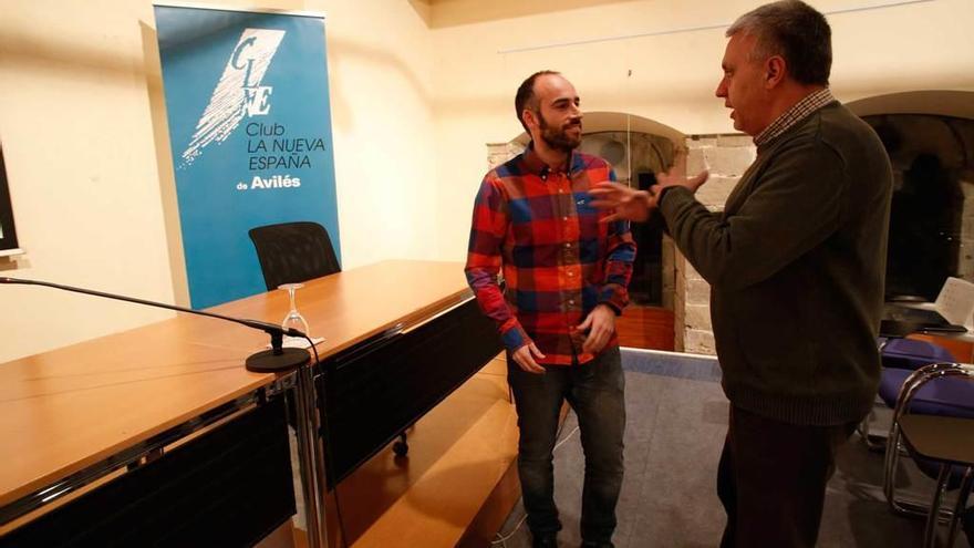 Eduardo Carbajal charla, ayer, con Luis García, responsable del Club LA NUEVA ESPAÑA de Avilés.