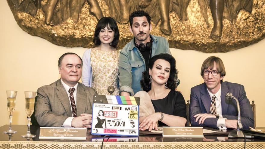 Paco León junto a los protagonistas de &#039;Arde Madrid&#039;.