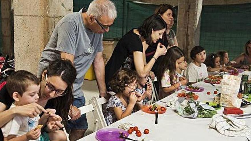 Els més petits aprenien com tractar els tomàquets