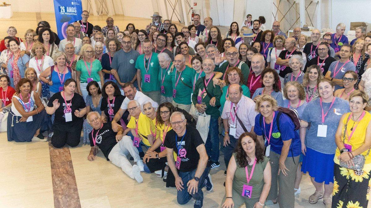 Protagonistas del festival de Fegatea con el conselleiro López Campos (centro delante agachado, de blanco).