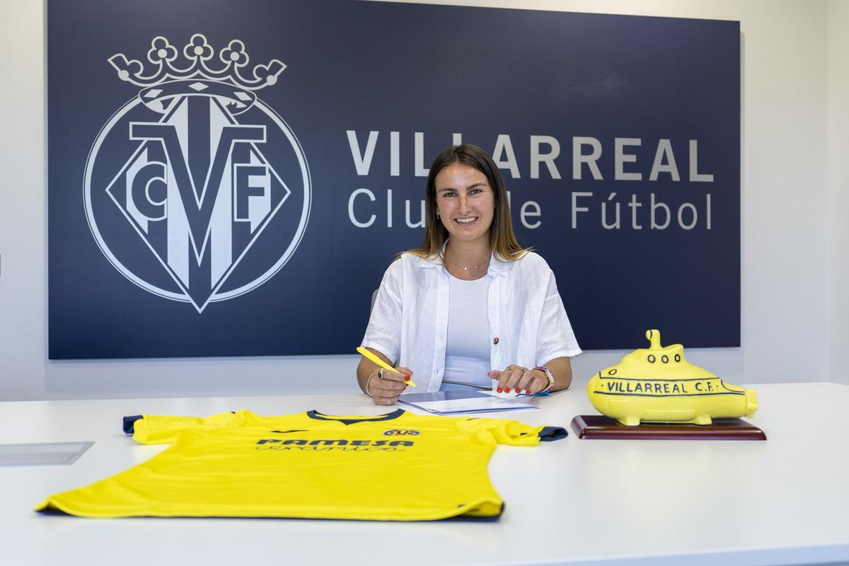 Queral Gómez, firmando su contrato con el Villarreal.