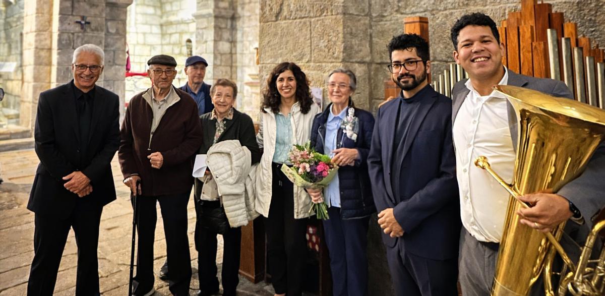 El párroco, miembros de la familia Barja y la alcaldesa de Oia, junto con el órgano en la iglesia parroquial de Santa María.