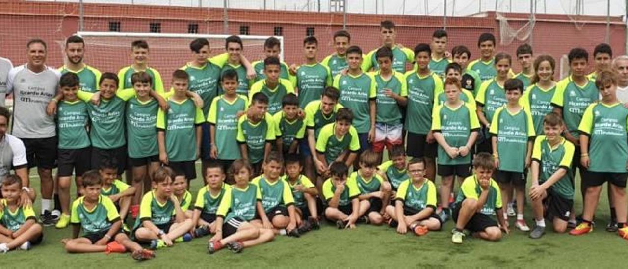 Ricardo Arias, primero por la izquierda, junto a los escolares que han participado en el campus de la Llosa de Ranes y el equipo técnico que les acompañaba.