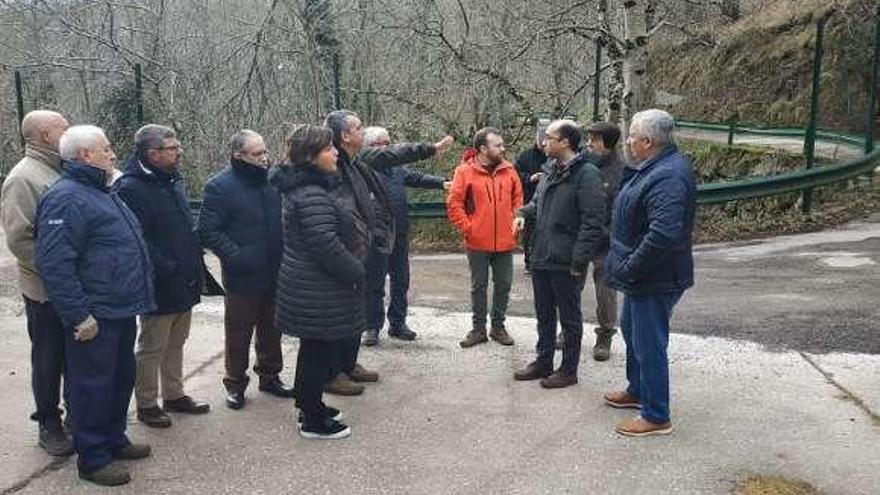 Un grupo de vecinos de Oballo, con Manuel Calvo, José Víctor Rodríguez y la edil Laura Álvarez, en la carretera del pueblo.