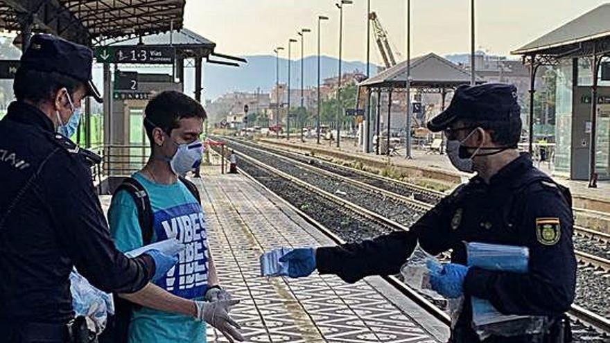 La Policía Nacional reparte miles de mascarillas