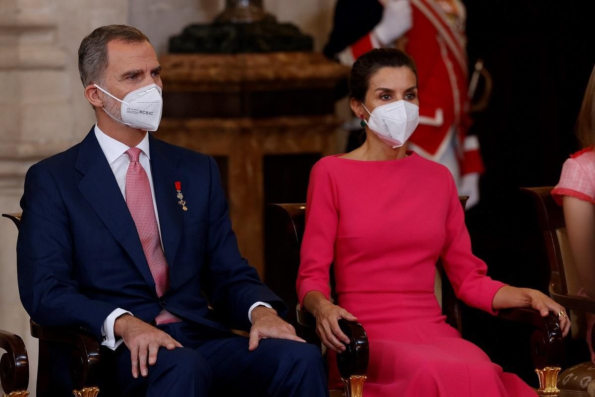 El rey Felipe VI y la reina Letizia presiden el acto de imposición de condecoraciones de la Orden del Mérito Civil en el VII aniversario de su proclamación