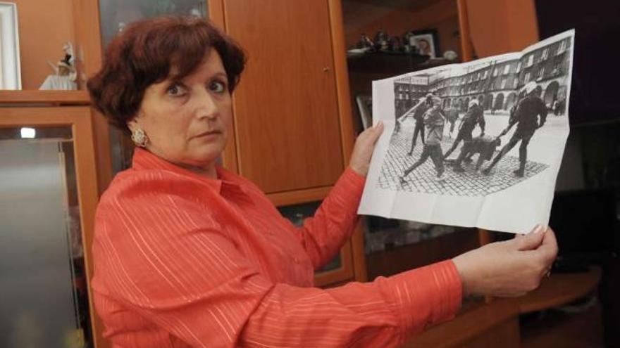 Mercedes Vargas, en su casa, muestra una foto de una carga policial, en María Pita, por la fábrica. / 13fotos